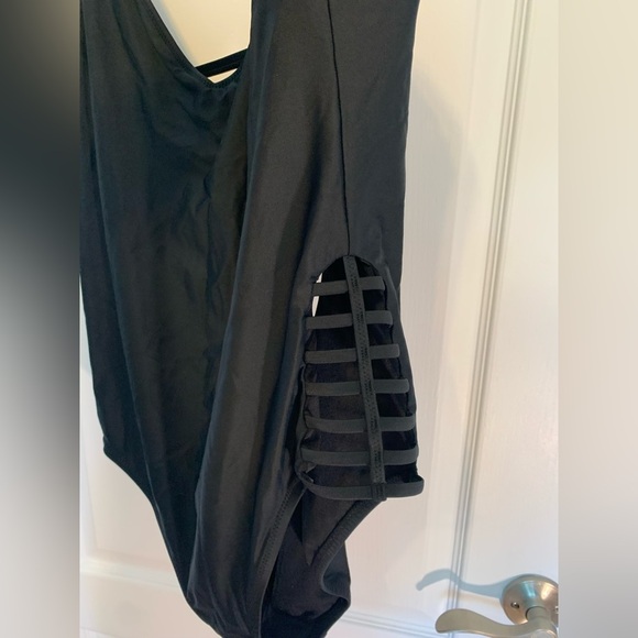 Shade and Shore one piece bathing suit, cut outs on the hips, black, size XL - Picture 3 of 5